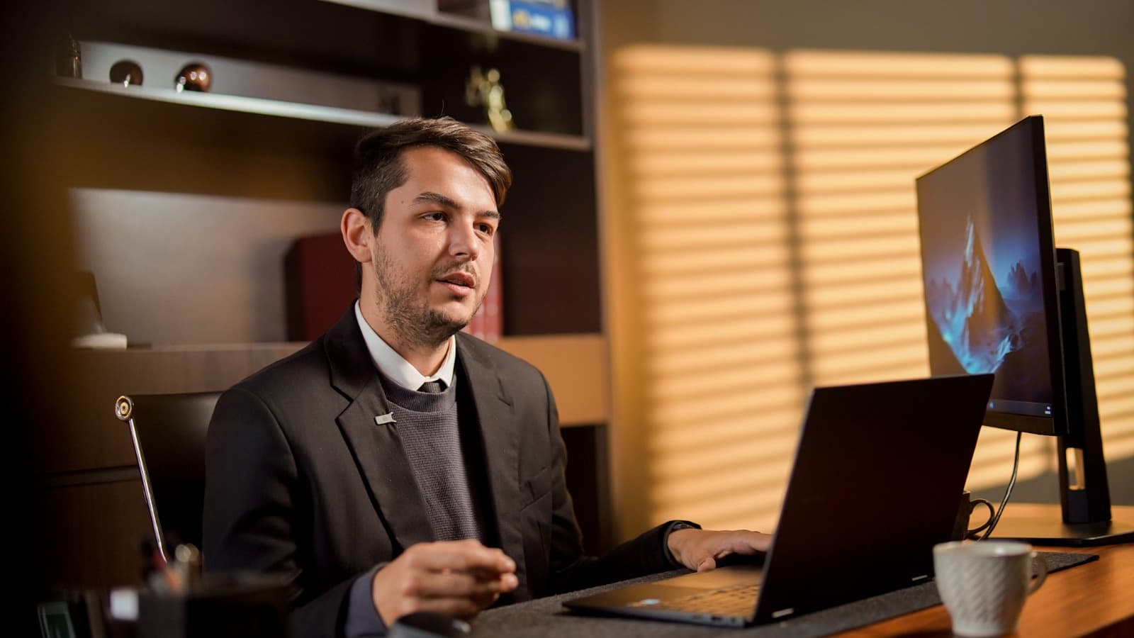 João Dall'Oglio atendendo no escritório